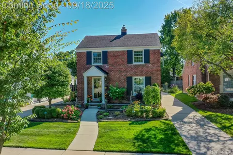 1517 Hollywood Ave, Grosse Pointe Woods, MI 48236