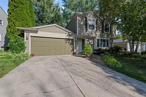 186 Wellington Dr, South Lyon, MI 48178