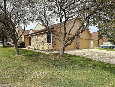 2336 Heritage Pointe Dr #17, Sterling Heights, MI 48314