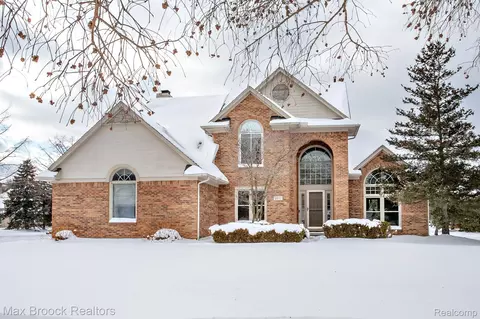 6817 Woodcrest Dr, Troy, MI 48098