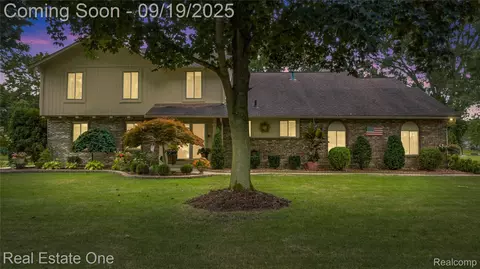 29251 Creek Bend Dr, Farmington, MI 48331