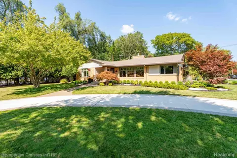 19418 Warwick St, Beverly Hills, MI 48025