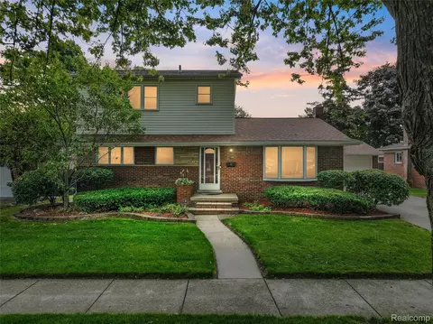 27300 Santa Ana Dr, Warren, MI 48093