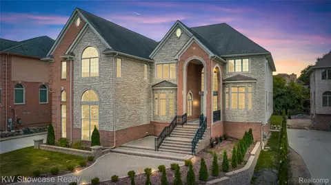 5512 Essex Ct, West Bloomfield, MI 48322