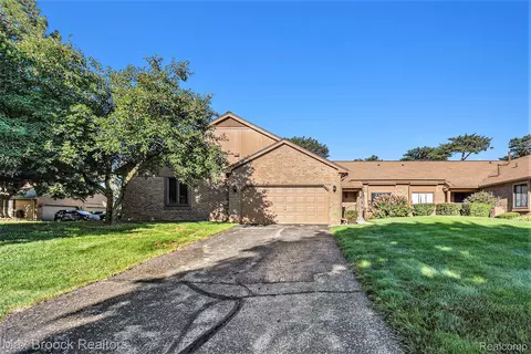 2198 London Bridge Dr, Rochester Hills, MI 48307