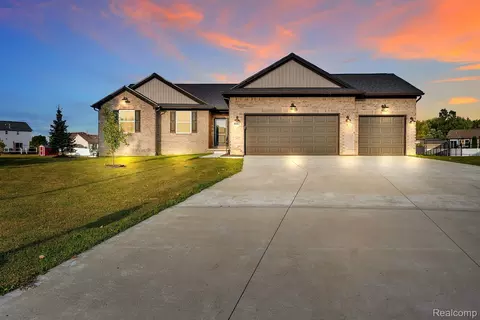 8185 Hidden Cove Ct, Grand Blanc, MI 48439