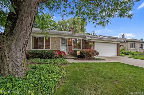 2062 Stratford Dr, Troy, MI 48083