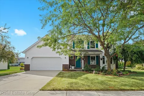 10090 Heatherway Dr, Pinckney, MI 48169