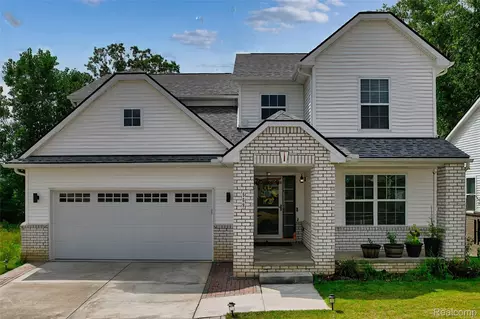 569 Pattan Dr, Wixom, MI 48393