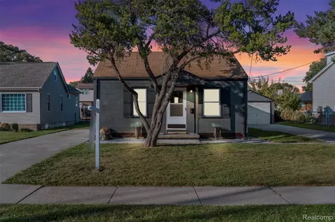 22421 Maple St, Saint Clair Shores, MI 48081