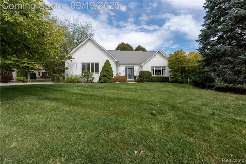 2239 Regency Hills Dr, Shelby Township, MI 48316