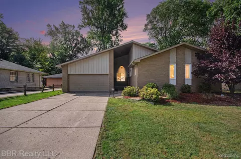 9157 Dallas Dr, Grosse Ile, MI 48138