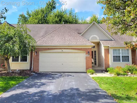 5566 Elmhurst Dr, Trenton, MI 48183