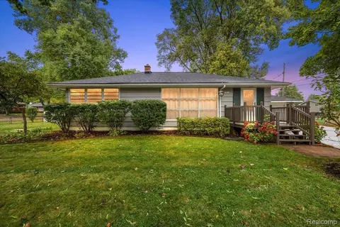 841 Nash Ave, Waterford, MI 48328