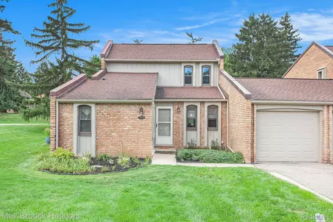 3078 Moon Lake Dr, West Bloomfield, MI 48323