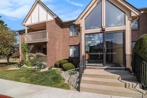 45216 Churchill Dr #8, Macomb, MI 48044