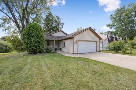 2405 Jackson Blvd, Highland, MI 48356
