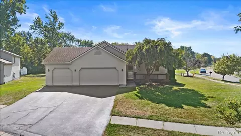 2650 Cherokee Hills Cir, Waterford, MI 48328