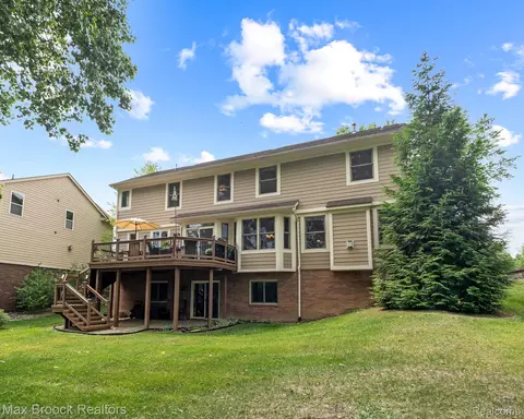 6144 Strawberry Cir, Commerce, MI 48382