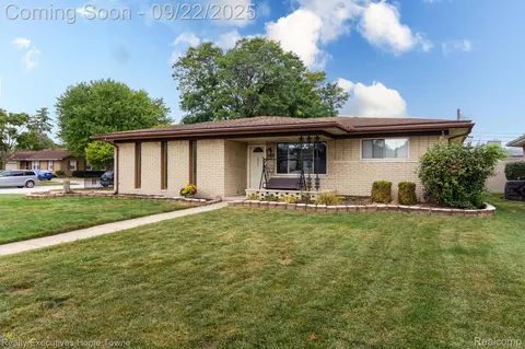 12245 Canterbury Dr, Sterling Heights, MI 48312