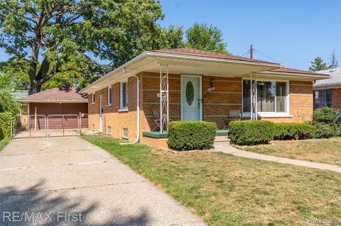 7257 State Park, Center Line, MI 48015
