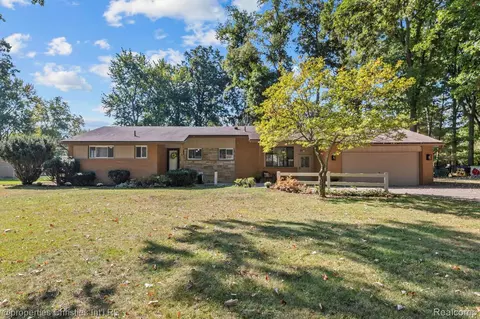 8009 Coventry Ave, Grosse Ile, MI 48138