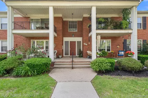 27557 W Echo Vly #153, Farmington Hills, MI 48334