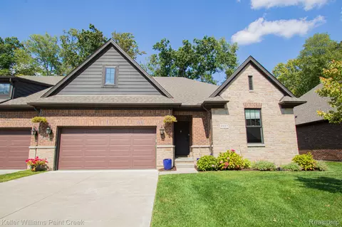 1037 Crestwyk Ln, Rochester, MI 48307