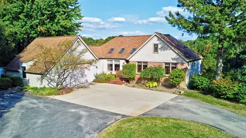 3015 Wildwood Rd, Groveland, MI 48442