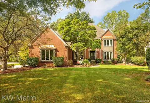 1639 Heatherwood Dr, Troy, MI 48098