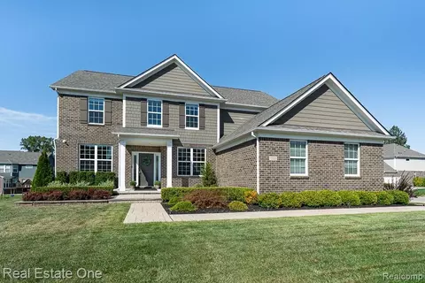 1050 Prescott Dr, Rochester Hills, MI 48309