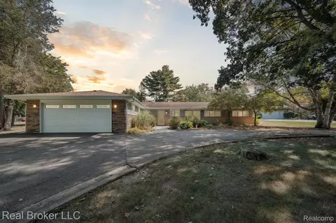 1081 Pawgrove Ct, White Lake, MI 48383