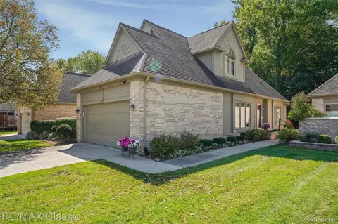 24579 Edgewood Dr, Novi, MI 48374