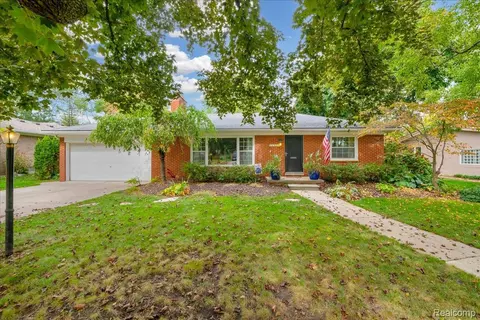 16950 Kinross Ave, Beverly Hills, MI 48025