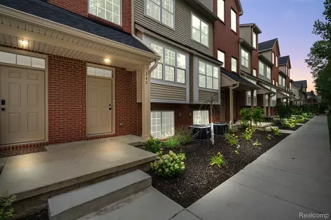 514 Village Ln, Milford, MI 48381