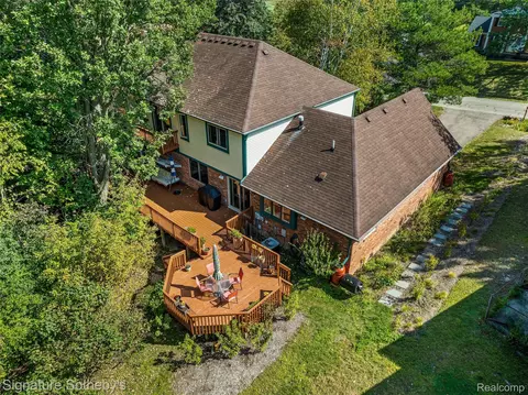 5160 Greenbriar Dr, West Bloomfield, MI 48323