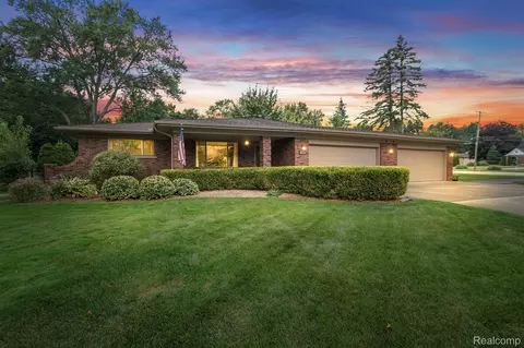 6989 Fredmoor Dr, Troy, MI 48098