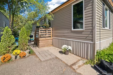 11035 Silver View Ct, Green Oak, MI 48178