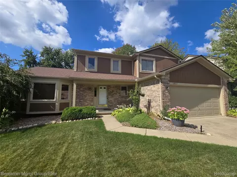 2057 Huntingdon Dr, Wixom, MI 48393
