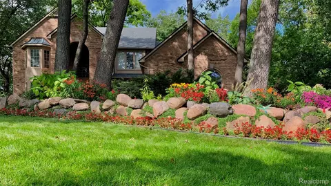 8110 High Point Trl, White Lake, MI 48386