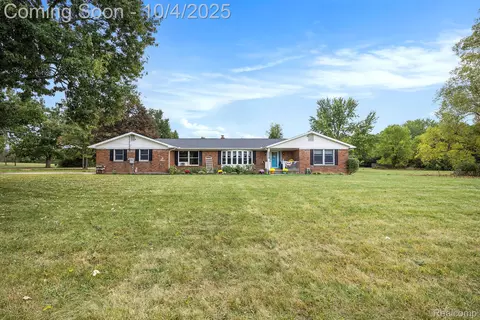 5528 E Holly Rd, Holly, MI 48442