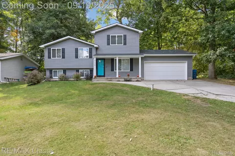 4335 Leroy Ct, White Lake, MI 48383