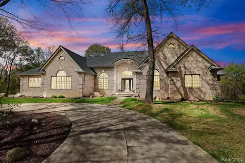 9997 Applegate Ln, Brighton, MI 48114