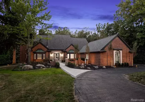 1347 N Carillon Ct, Bloomfield Hills, MI 48302