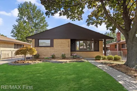 24408 Wood St, Saint Clair Shores, MI 48080