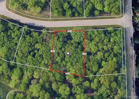 665 Kings Fairway Ln, Grand Blanc, MI 48439