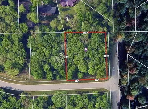 698 Kings Fairway Ln, Grand Blanc, MI 48439