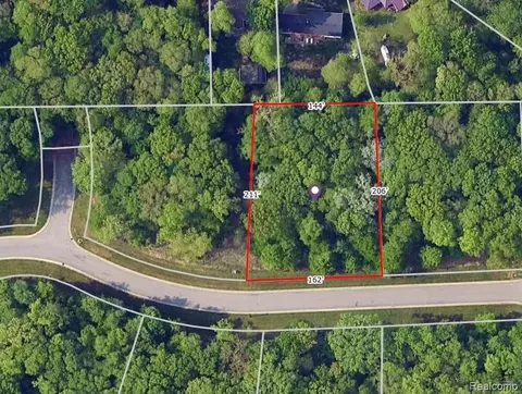 676 Kings Fairway Ln, Grand Blanc, MI 48439