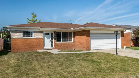 26193 Merideth Dr, Warren, MI 48091
