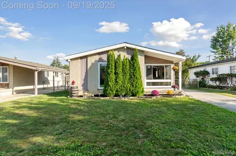 19851 Kemp St, Clinton Township, MI 48035